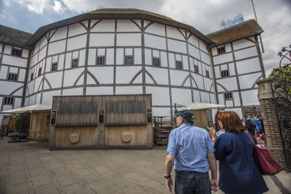 Private Expert-led Theater History Walk in London