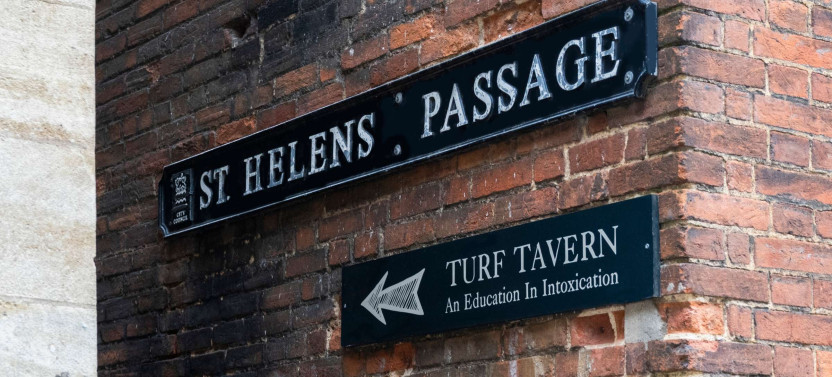 Private Expert-led Oxford Pub History Walk