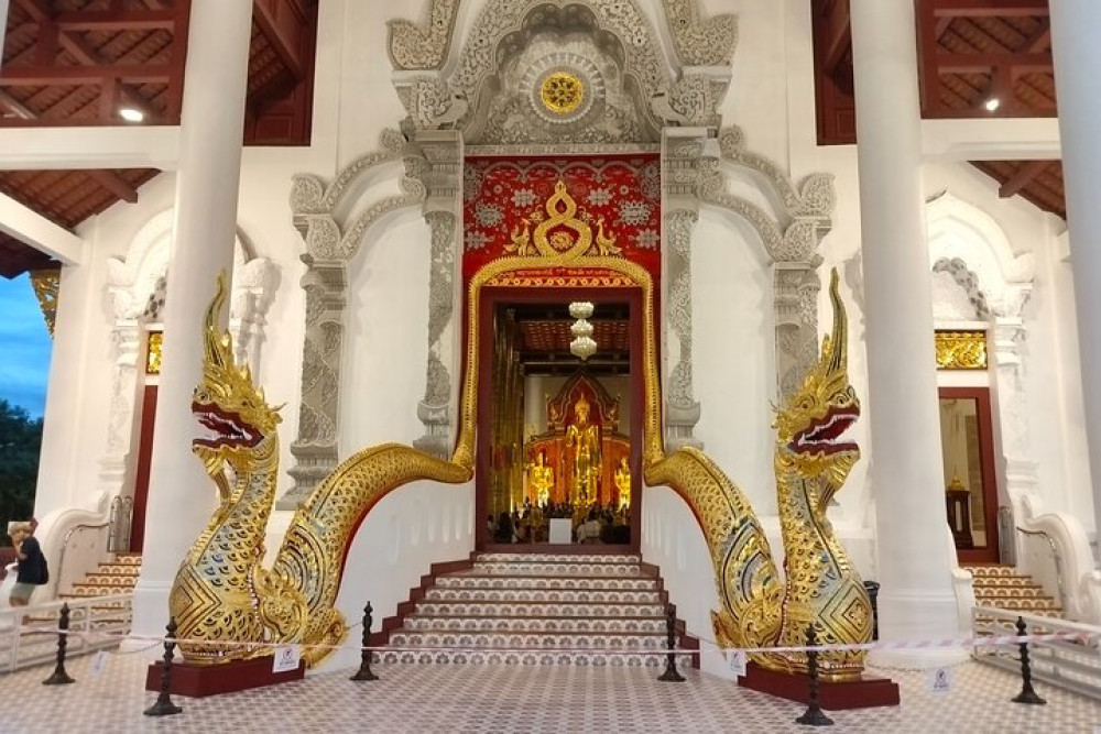 Twilight Walking Tour of Chiang Mai Old City Temples & Heritage