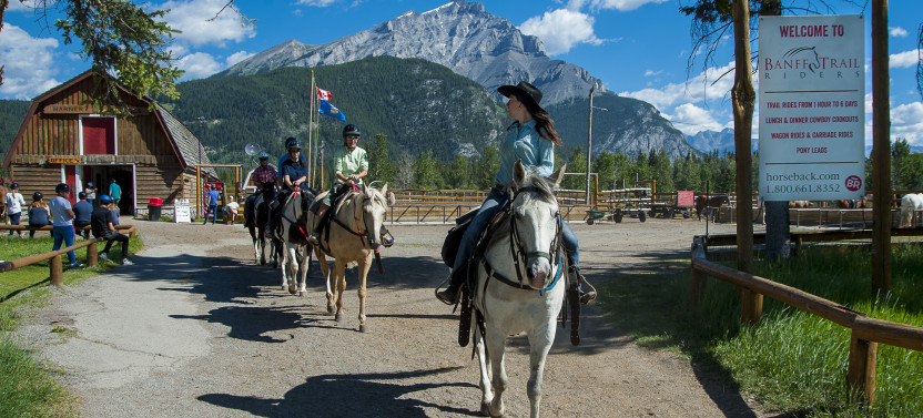 Small Group: 3 Hour Banff Trail Riders Cowboy Cookout by Horseback