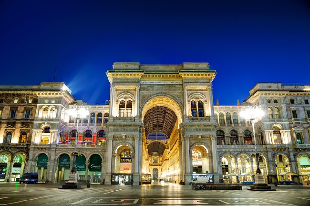 Milan Night Tour & Drinks With A Local Guide
