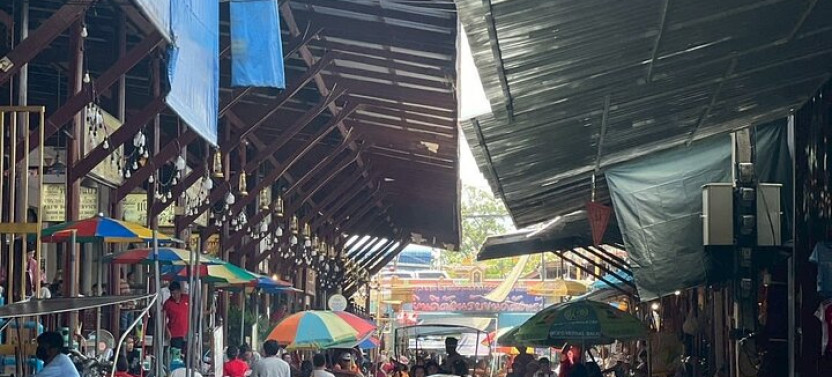 Damnoen Saduak and Maeklong Railway Market Tour with Private Car