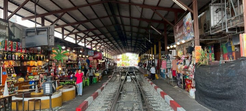 Damnoen Saduak and Maeklong Railway Market Tour with Private Car