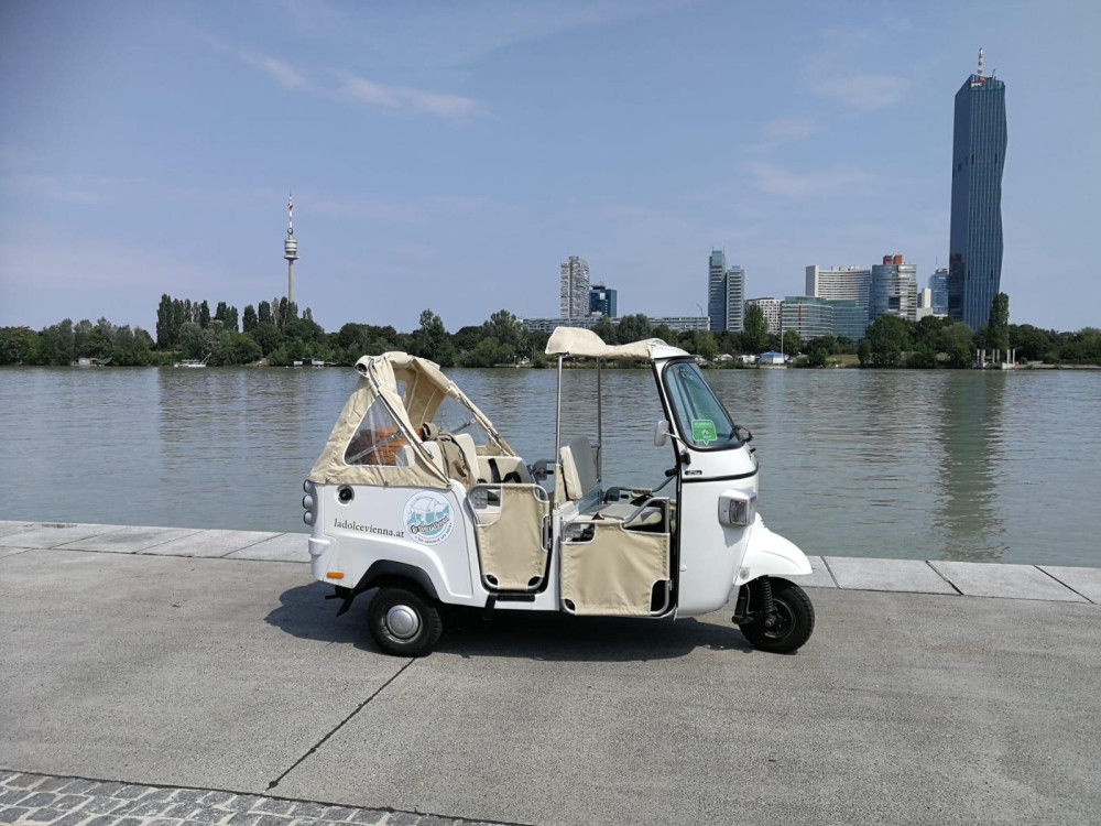 Classic Italian Ape Sightseeing Tour in Vienna