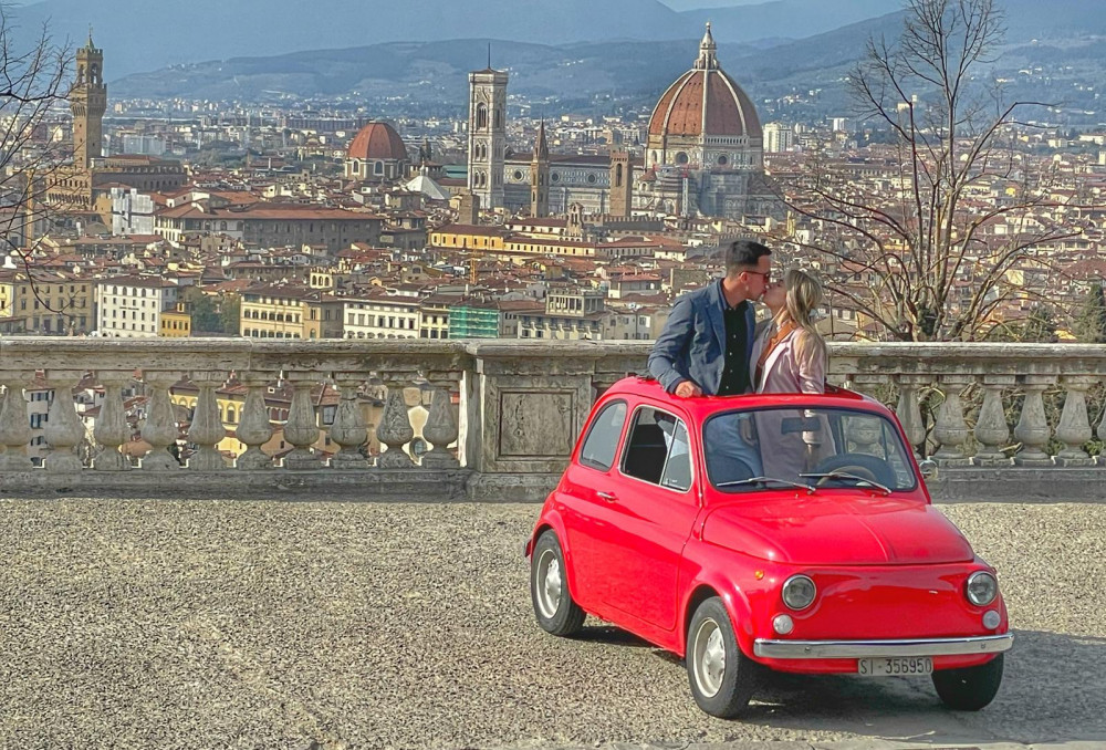 Chauffeured Vintage FIAT 500 in the Tuscan hills