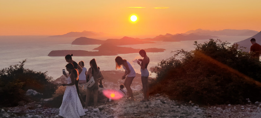 Small Group: Dubrovnik City Sunset Tour with Glass of Wine