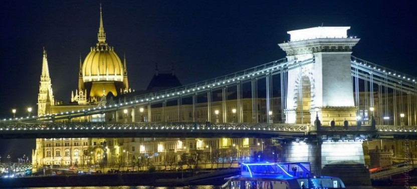 Budapest Drink & Folklore Show Cruise