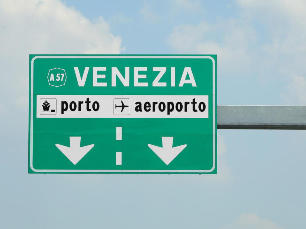 Private Transfer: Marco Polo Airport to Central Venice w/ Water Taxi & Car