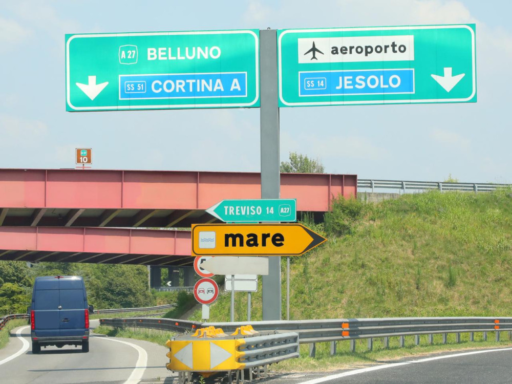 Private Transfer: Central Venice to Treviso Airport w/ Water Taxi & Car