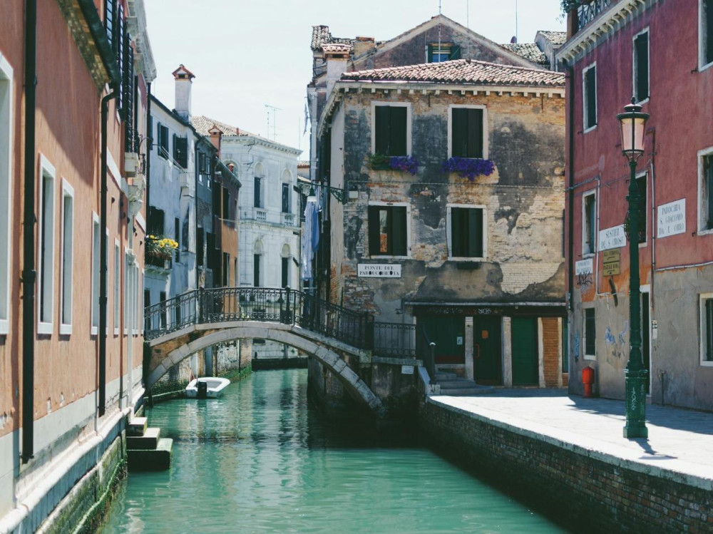 Hidden Venice Neighborhoods: Private Tour with Cicchetti & Wine
