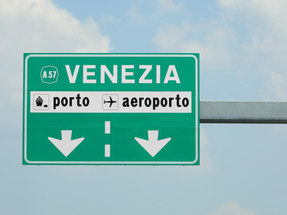 Private Transfer: Treviso Airport to Central Venice w/ Water Taxi & Car