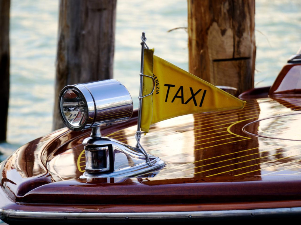 Private Transfer: Marittima Cruise Terminal to Venice Hotel w/ Water Taxi