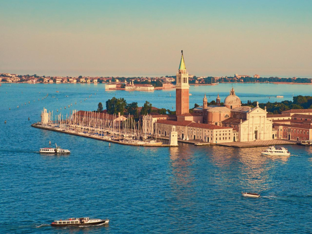 Discover Venice's Islands: Private 4-hour Luxury Boat Experience