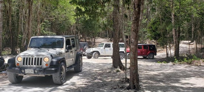 Private: Cozumel Jeep Adventure to Jade Caverns with Lunch and Snorkeling