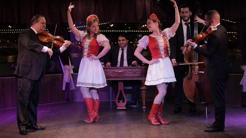 Budapest Drink & Folklore Show Cruise
