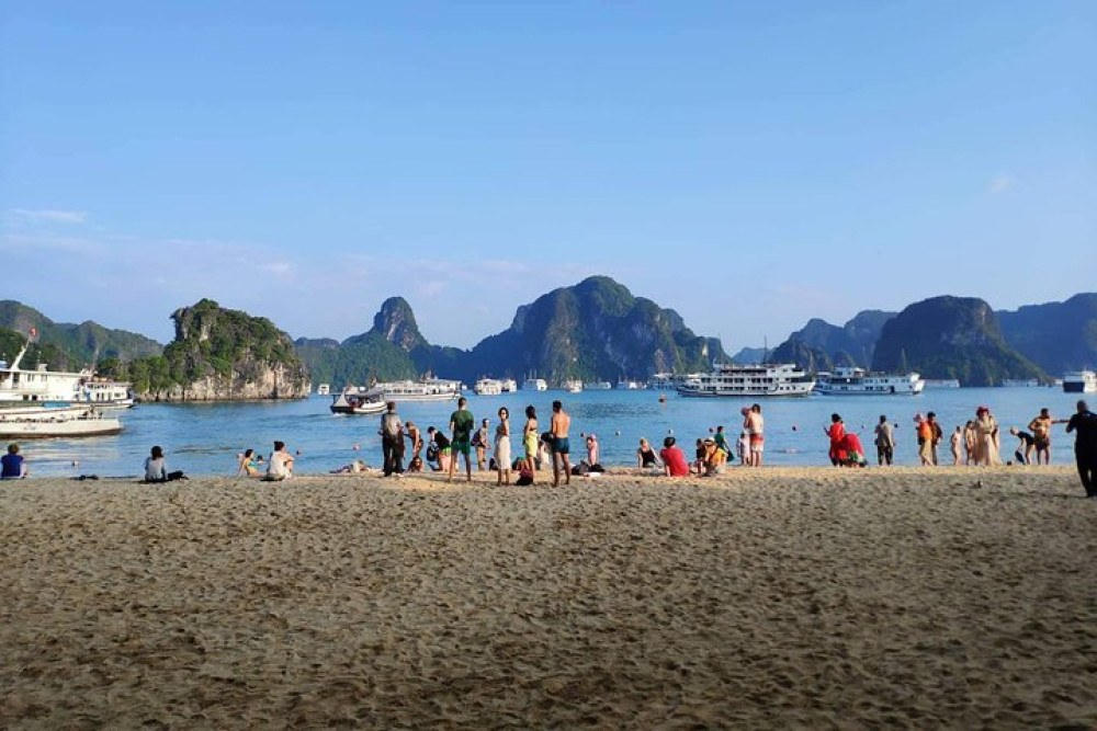 Halong Bay 6 Hour Tour: Cruise, Caves & Titov Island Express Roundway