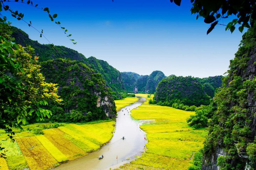 Ninh Binh Daily Tour: Discover Hoa Lu with Tam Coc Boat Trip And Bike Ride