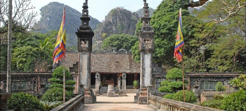 Ninh Binh Daily Tour: Discover Hoa Lu with Tam Coc Boat Trip And Bike Ride