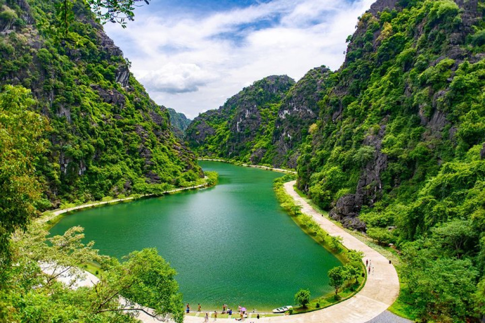 Small-Group: 2 day Ninh Binh Tour in Homestay with Cycling and Boat Trip