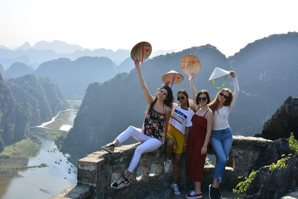 One Day Tour of Hoa Lu and Mua Cave with Trang An Boat Ride