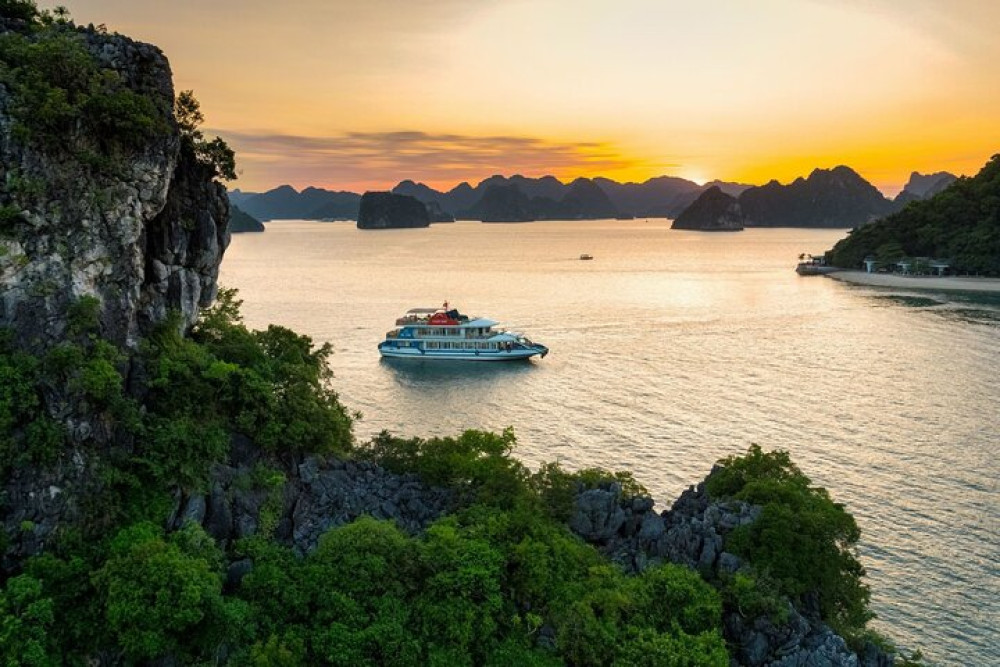 Halong Luxury Day Trip on a 5 Star Luxury Cruise