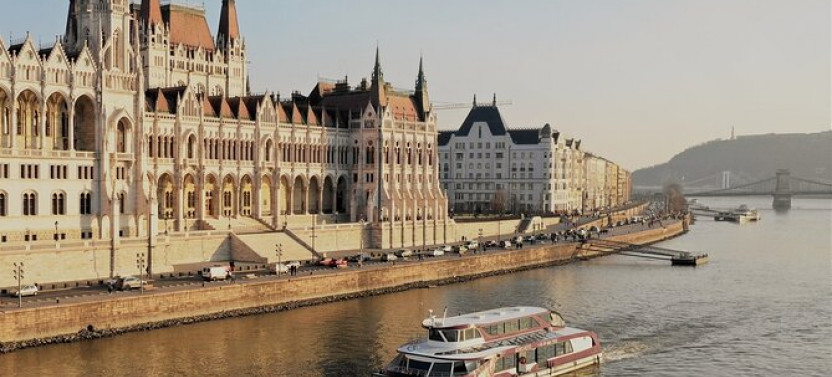 Danube Sightseeing Cruise With 1 Drink