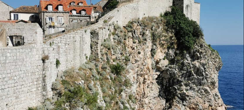 Combo Tour: Discover The Old Town & Walls and Wars