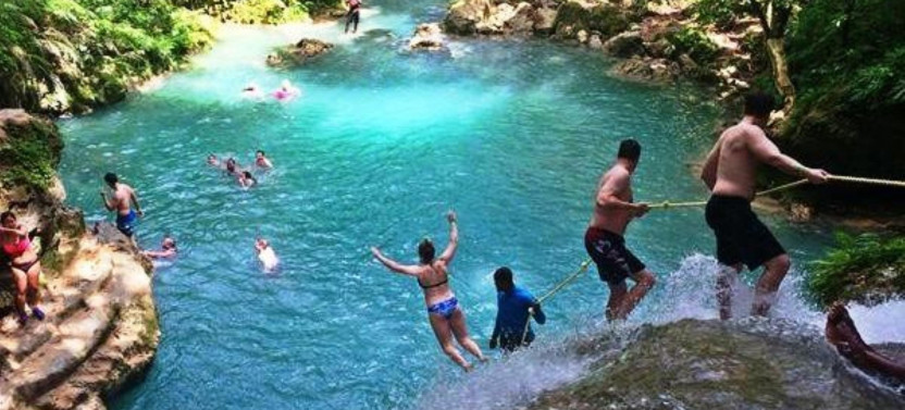 Montego Bay: Blue Hole, Dunn’s River & Beach Club Trip