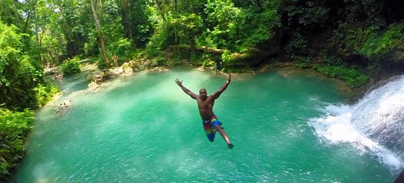 Montego Bay: Blue Hole, Dunn’s River & Reggae Hill Tour