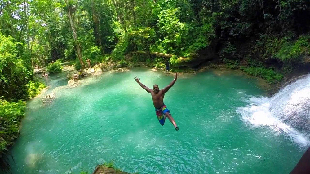 Montego Bay: Blue Hole, Dunn’s River & Reggae Hill Tour