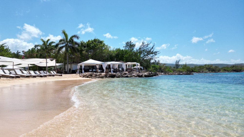 Ocho Rios: Bamboo Beach Club VIP Pass with Lunch & Drinks