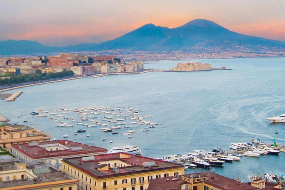 Naples City Highlights Day Tour with Seaside Drive and Old Town Walk