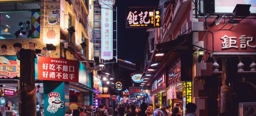 Kowloon Night Street Food Tour With A Local: Private & Customized