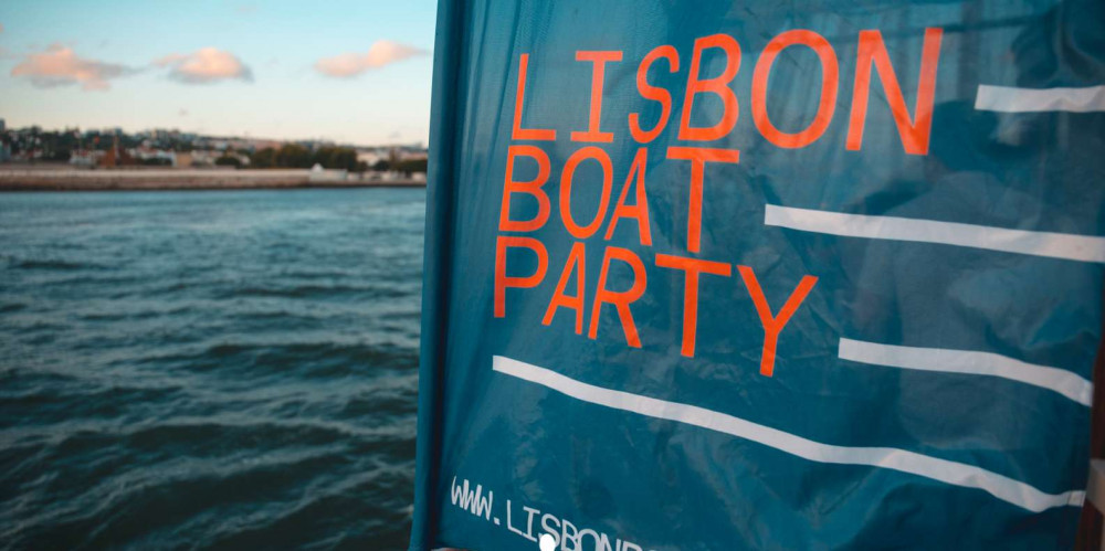 Lisbon: Sunset Boat Party with 2 Drinks and Free Club Entry