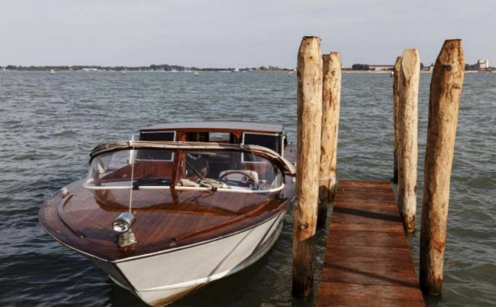 Premium Transfer to Venice Santa Lucia Rail Station by Boat from Hotel