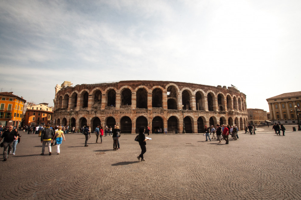 Private Venice to Milan Transfer Tour via Verona