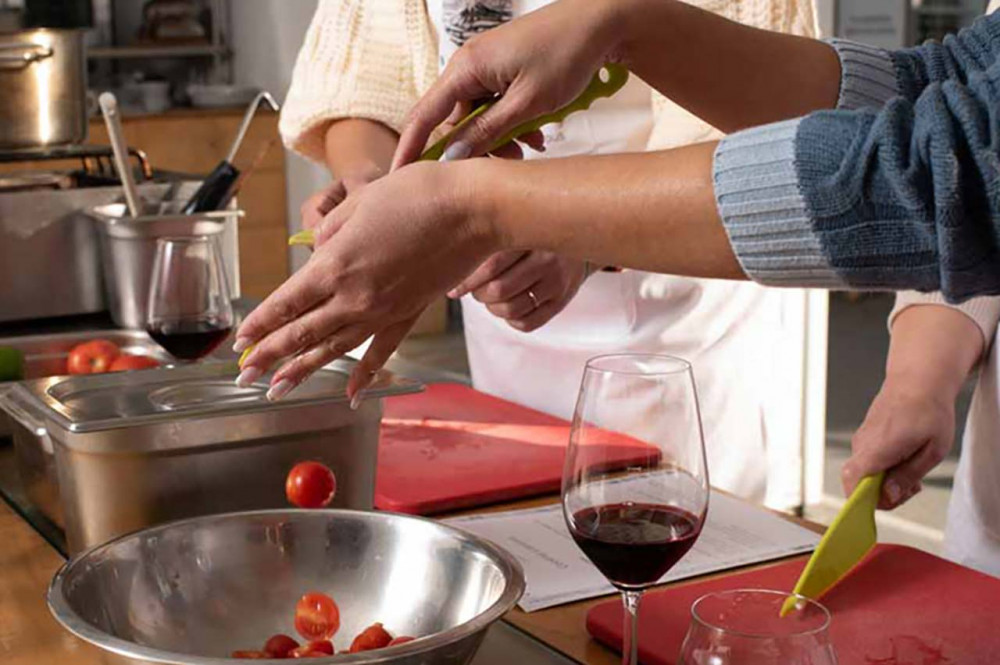 Private Tour: Santorini Cooking Class and Wine-Tasting Tour