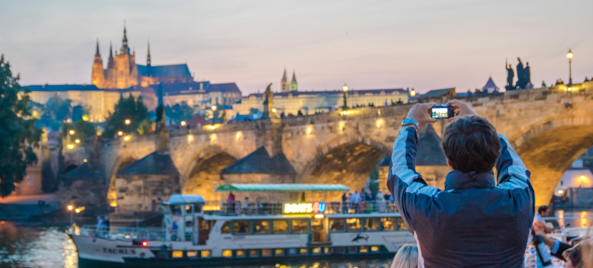 Prague: Sightseeing Boat Cruise with Buffet Dinner