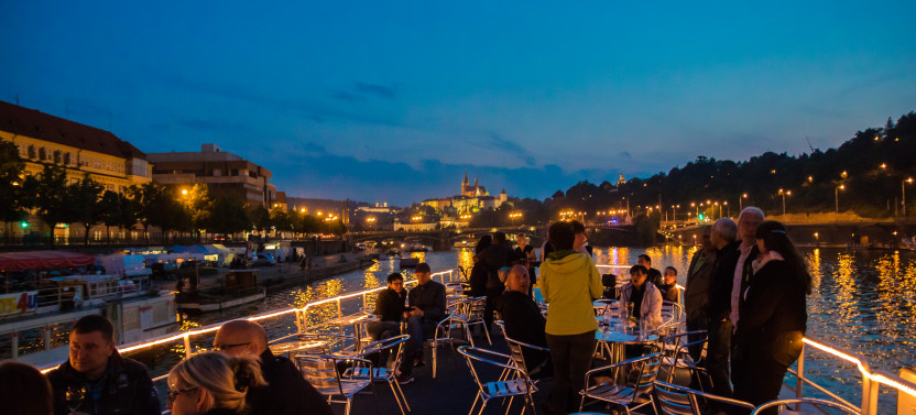 Prague: Sightseeing Boat Cruise with Buffet Dinner