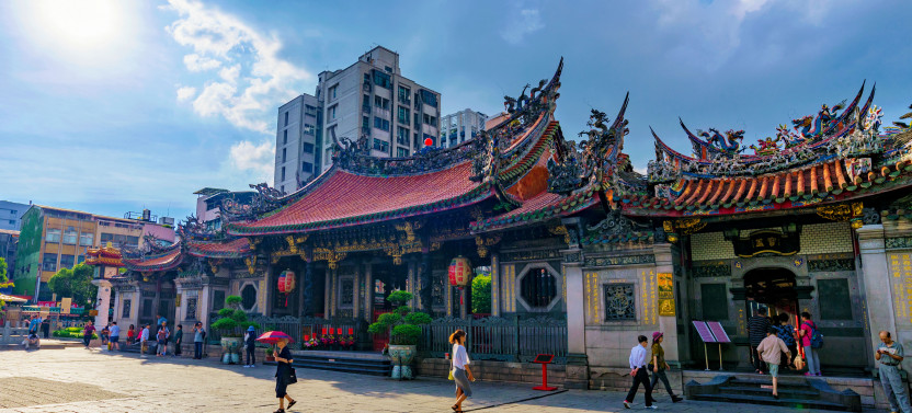 Must Visit: Taipei 101, Longshan Temple & City Highlights Private Tour