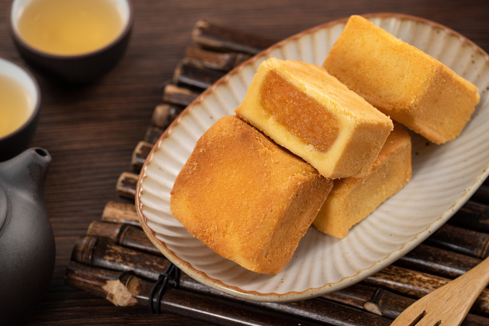 < Sweets to Streets: 6-Hour Taipei Adventure with Pineapple Cake DIY >