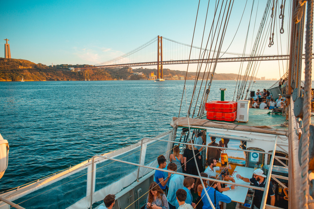 The Lisbon Boat Party / Amazing Sunset Sailing Tour