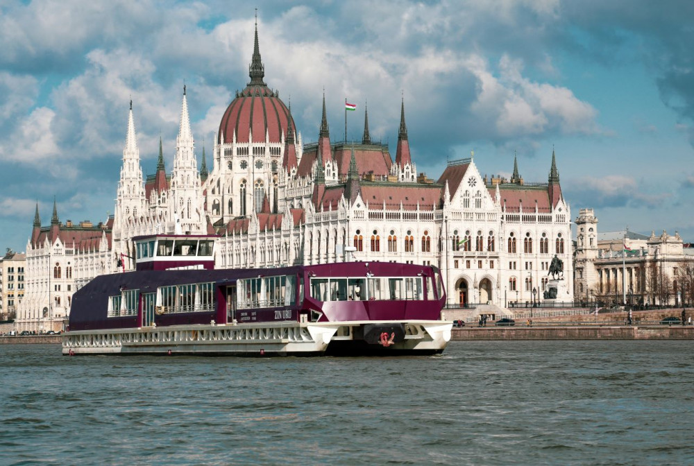 1 hour Budapest Sightseeing Cruise on The Danube River