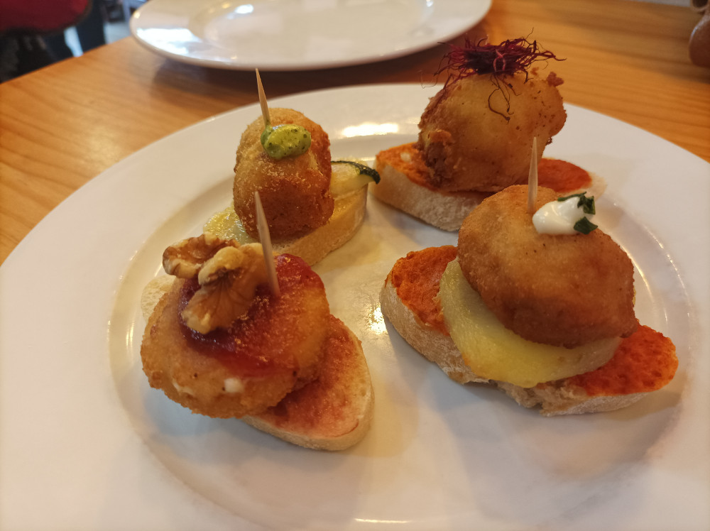 Valencia Food Tour with Tapas & Drinks with a Local
