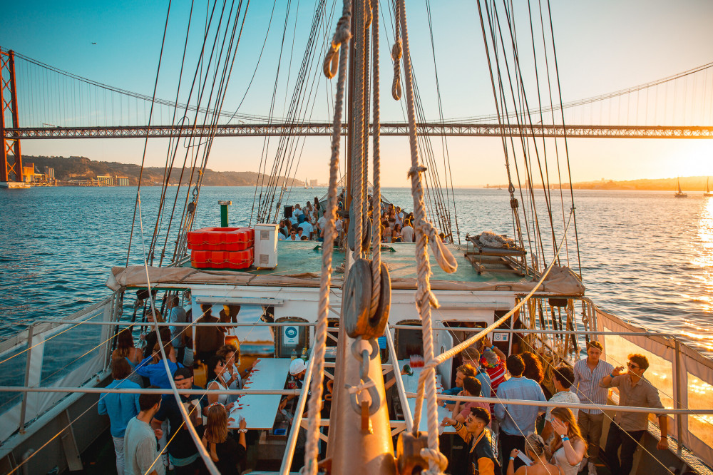 3-Hour Lisbon Day Boat Tour on Tagus River