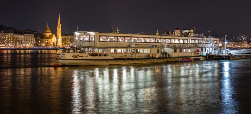 Dinner & Boat Cruise With Live Music