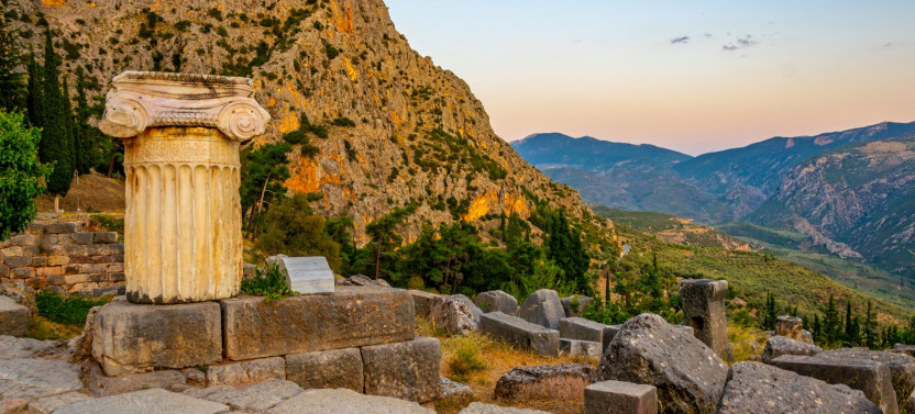 Meteora & Delphi 2 Days/1 Night Tour from Athens