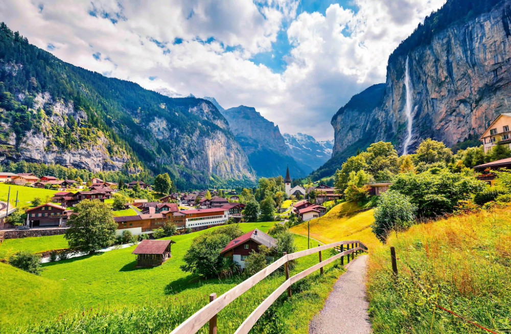 Panoramic Hike on Allmendhubel: Exploring the Lauterbrunnen Valley