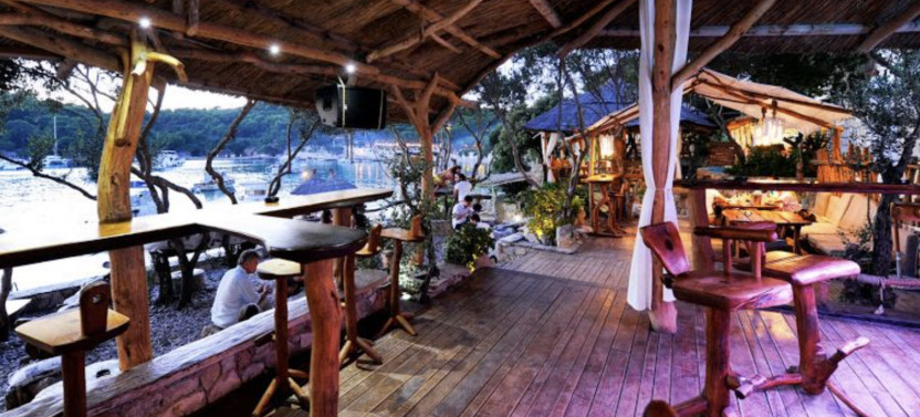 Private Half-Day Boat Tour to Hula Hula & Laganini Beach Bars