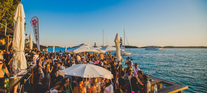Private Half-Day Boat Tour to Hula Hula & Laganini Beach Bars